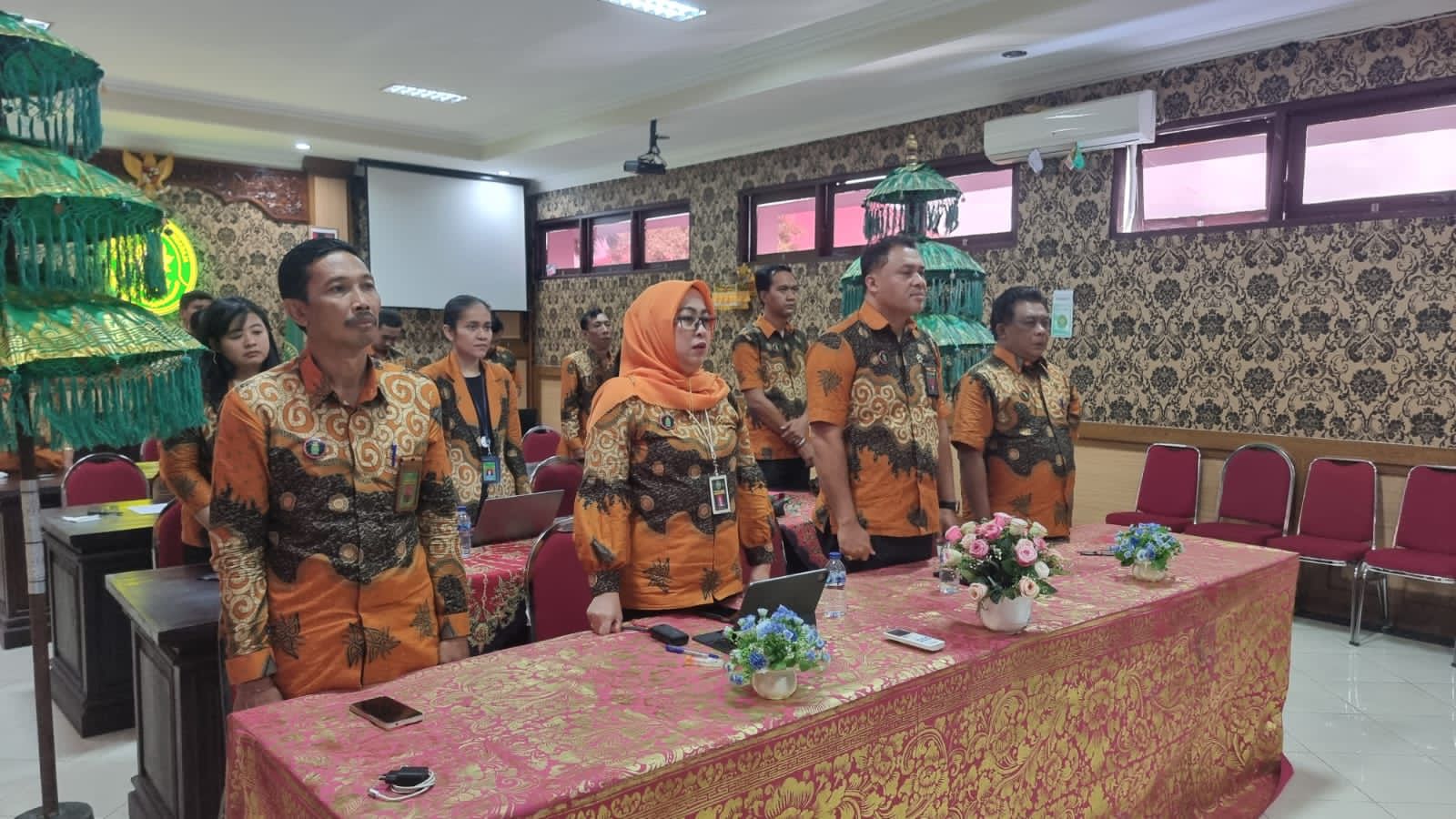 KPN Singaraja Heriyanti didampingi Waka PN dan panitera mengikuti acara launching TI dan penganugerahan PN terbaik dari MA secara onlline.