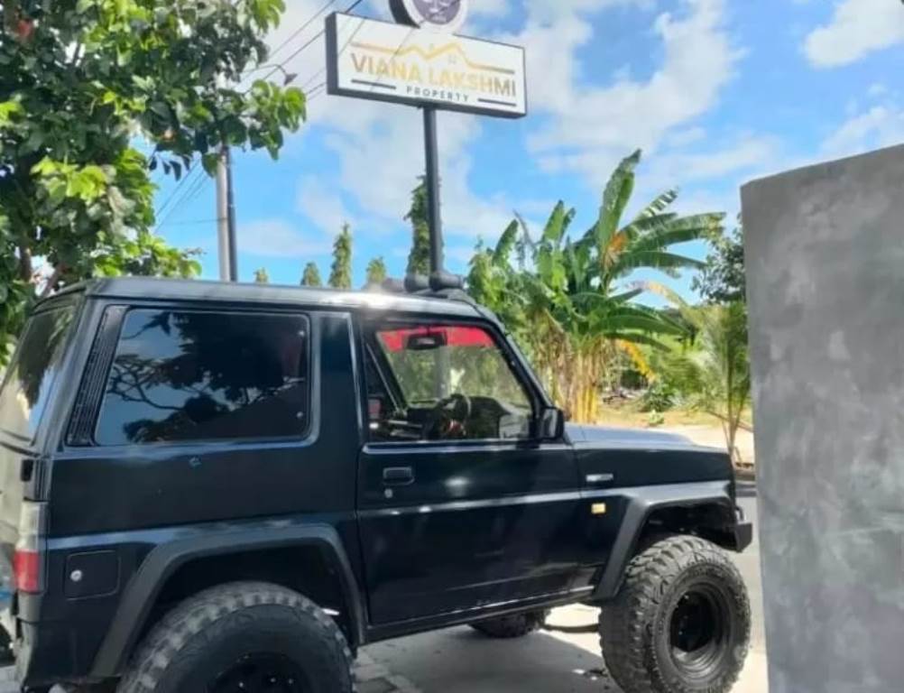 DIHALANGI: Mobil yang diduga dipakai terlapor menghalangi akses masuk Kantor LABHI Bali.