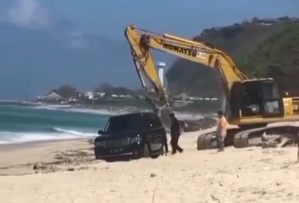 TERSANGKUT: Mobil wisatawan yang berlibur di Bali tersangkut di pasir Pantai Pandawa, Desa Kutuh, Kuta Selatan, Sabtu (19/8).