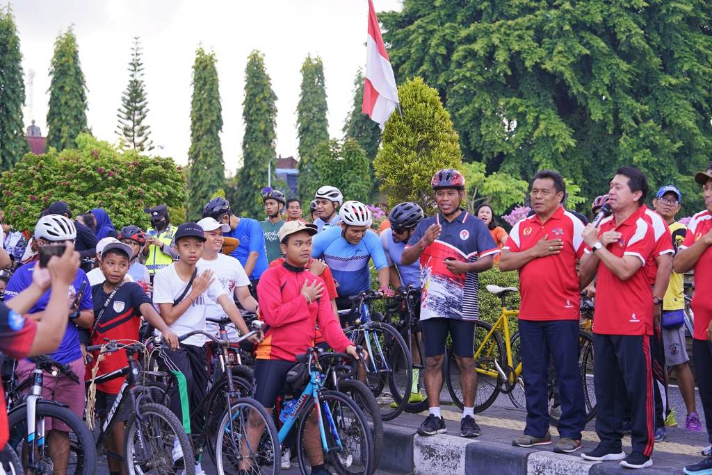 FUN BIKE : Bupati Suwirta melepas Gelar Merdeka Fun Bike 2023 yang digelar Ikatan Guru  Olahraga Nasional (IGORNAS) Kabupaten Klungkung, Minggu (20/8).
