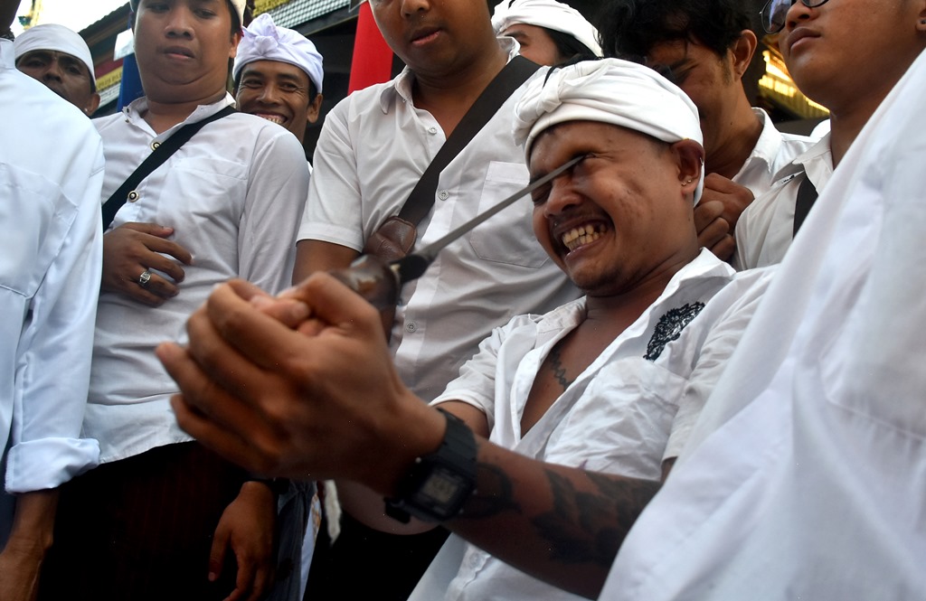 Tradisi unik umat Hindu di Bali yang digelar Desa Adat Kesiman ini Namanya Ngerebong. Digelar setiap enam bulan sekali.