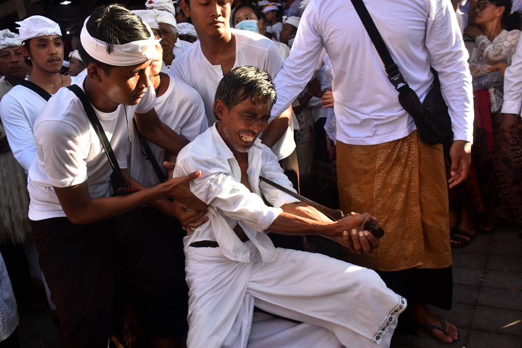 Tradisi Ngerebong adalah salah satu tradisi Hindu Bali yang ada di Desa Adat Kesiman Denpasar
