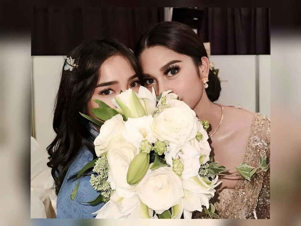 BUNGA PENGANTIN: Fuji berfoto dengan Azizah usai mendapat bunga pengantin. Warganet doakan Fuji segera menyusul untuk menikah.