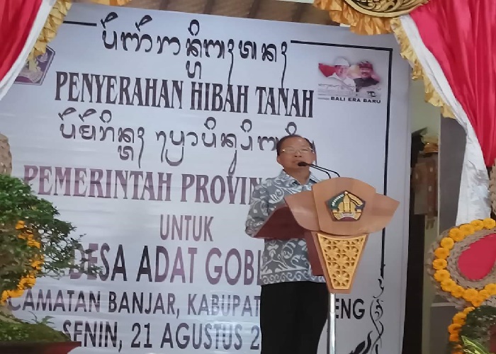 HIBAH : Gubernur Bali Wayan Koster saat memberikan sambutan pada penyerahan hibah tanah kepada desa adat Gobleg.