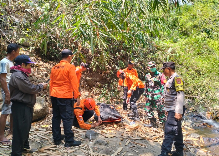 EVAKUASI : Evakuasi jenazah lansia yang hilang di desa Petandakan. Evakuasi dilakukan tim SAR Buleleng bersama masyarakat.