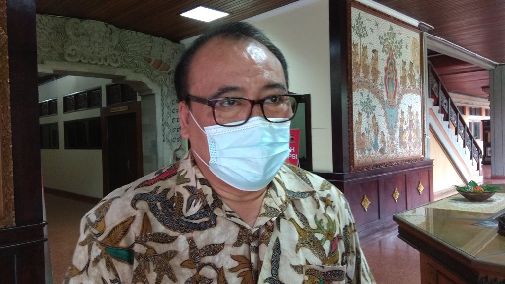 Ketua DPD I Partai Golkar Bali, Nyoman Sugawa Korry menjawab soal sembako yang belum dibayar
