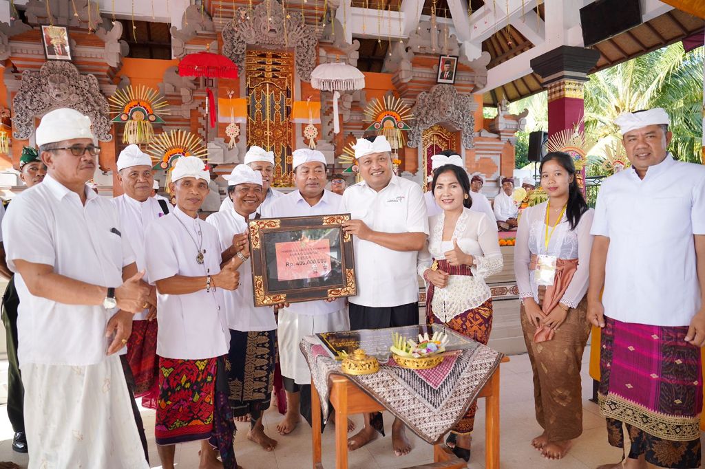 SUMBANGAN : Bupati Gianyar Made Mahayastra memberikan bantuan Rp 400 juta untuk pembangunan balai banjar di Desa Adat Pinda, Senin (21/8).