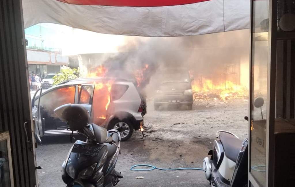 TERBAKAR: Mobil jenis Nissan Livina X-Gear terbakar hebat di Jalan Thamrin Banjar Pemedilan, Pemecutan, Denpasar Bali, Senin, 21 Agustus 2023.
