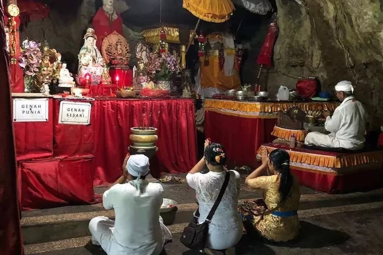 GUA GIRI PUTRI: Dahulu Pura Gua Giri Putri menjadi tempat pertapaan untuk mencapai kewisesaan ataupun pencerahan spiritual. Kini gua ini sebagai tempat sembahyang dan melukat.