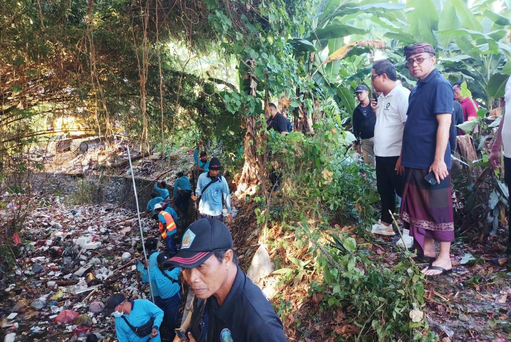 Kondisi Sungai Tukad Teba di Pemecutan Kelod Denpasar Bali yang sebelumnya tercemar oleh sampah sebelum dibersihkan.