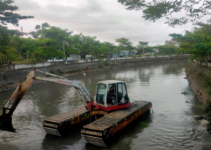 NORMALISASI: Pengerjaan normalisasi di Tukad Mati Legian, Senin (21/8).