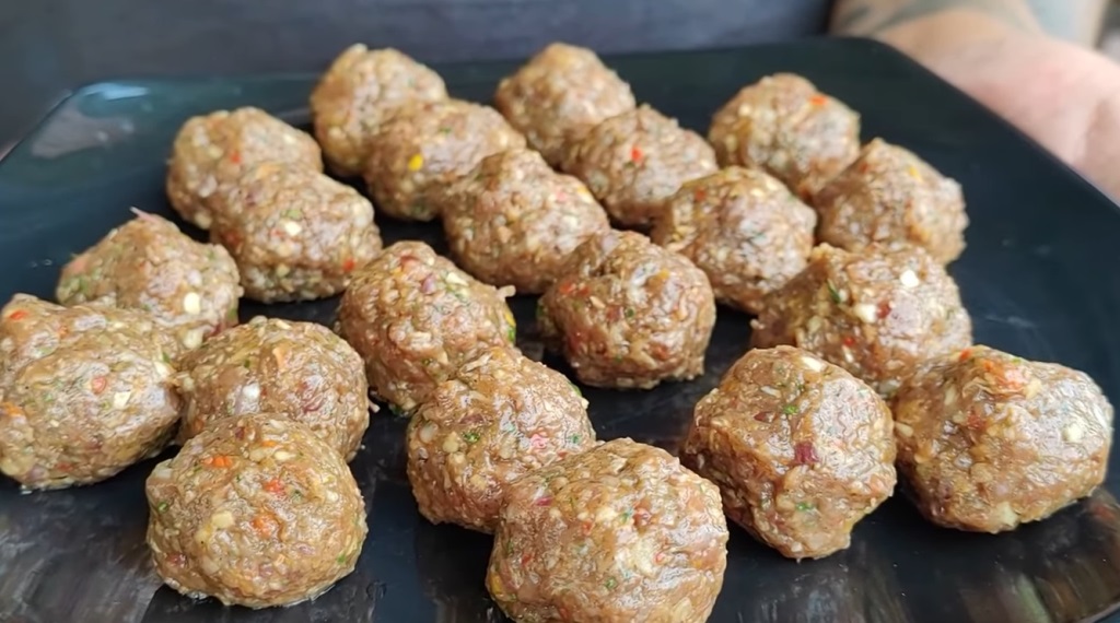 Bakso tupai adalah salah satu olahan dari daging tupai yang memiliki manfaat untuk kesehatan.