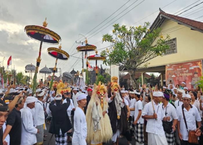 Prosesi sakral, Macepuk Ida Sesuhunan dari tiga Desa yakni Ida Sesuhunan Desa Adat Serongga, Gianyar, Ida Sesuhunan dari Banjar Tojan dan Ida Sesuhunan Pura Dalem Sarimerta Banjarangkan.