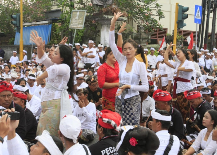 SAKRAL : Sejumlah pengiring kerauhan saat ritual Macepuk Ida Sesuhunan dari tiga Desa Adat, Rabu (23/8) di Simpang Empat Banjarangkan.