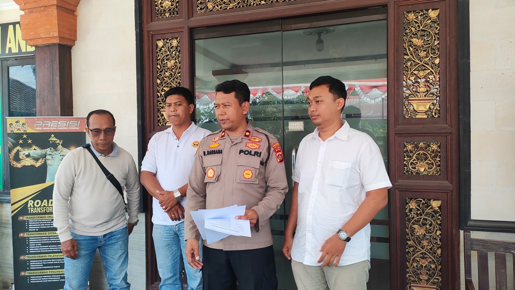 Kapolsek Denpasar Timur Kompol I Nyoman Darsana (dua dari kanan) didampingi Kanitreskrim Iptu Made Galih Artawiguna (paling kanan).