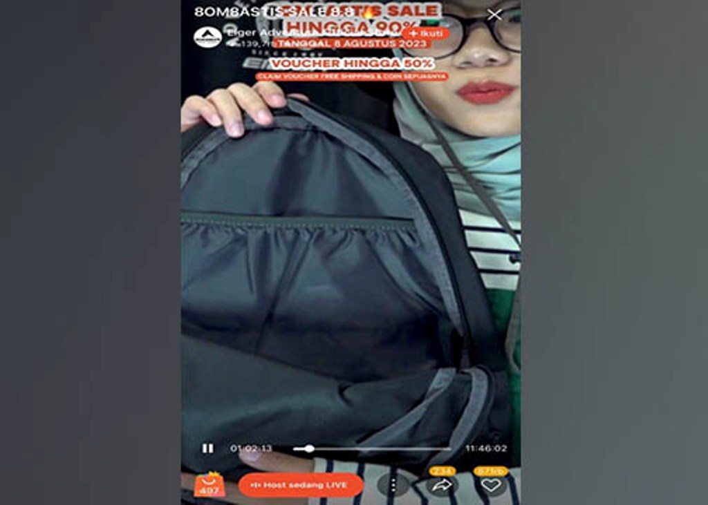 Tangkapan layar live streaming Eiger di Shopee Live pada puncak kampanye Shopee 8.8 Grand Beauty & Fashion Festival.