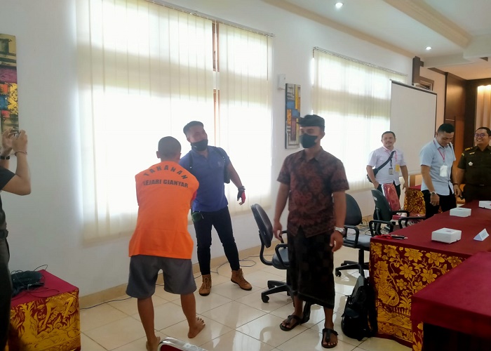 BEBAS : Kejari Gianyar memberikan restorative justice kepada Fadilah Pri  Handika alias Dika, yang disangka melakukan tindak pidana pencurian HP.