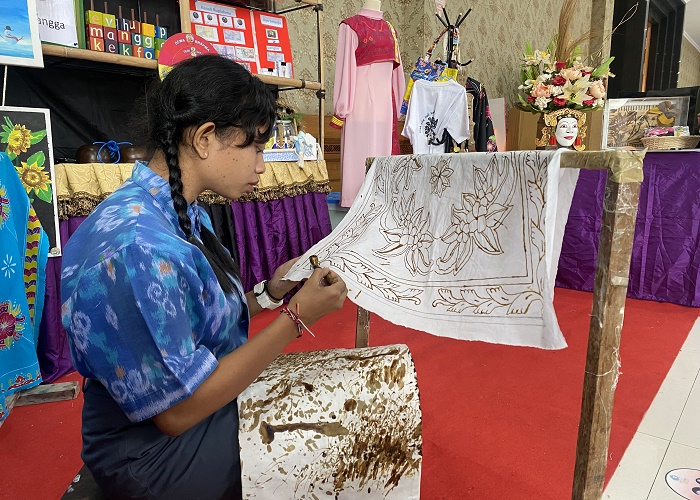 MEMBATIK: Siswi Kelas X SLB Negeri 1 Badung Ni Kadek Suciani menunjukkan keterampilan membatik di BEF 2023, Selasa (23/8).