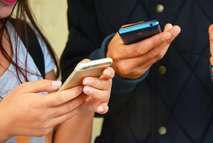 Ilustrasi pengecekan BI Checking menggunakan gadget.