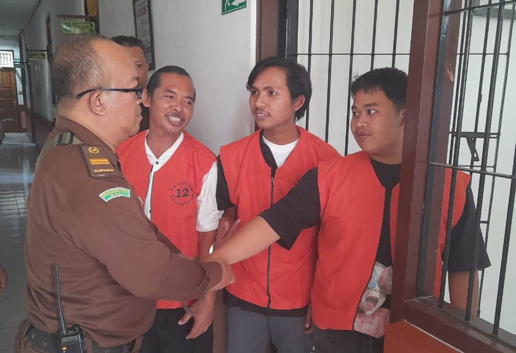 Penahanan terhadap Wayan Puger, Okta Wikayana dan Eko Lukmana oleh Kejaksaan Negeri Buleleng