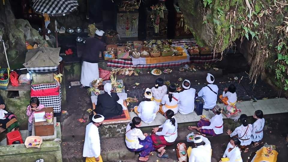 Umat Hindu sembahyang di Pura Goa Raja di kawasan Pura Besakih, Desa Besakih, Kecamatan Rendang, Karangasem, Bali.