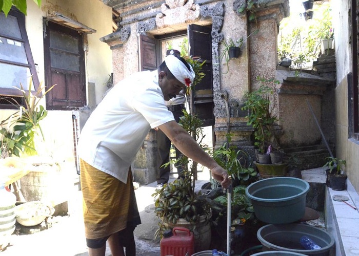 KELUHAN : Wabup Kasta saat mengecek aliran air PDAM di salah satu rumah warga di Desa Kamasan.
