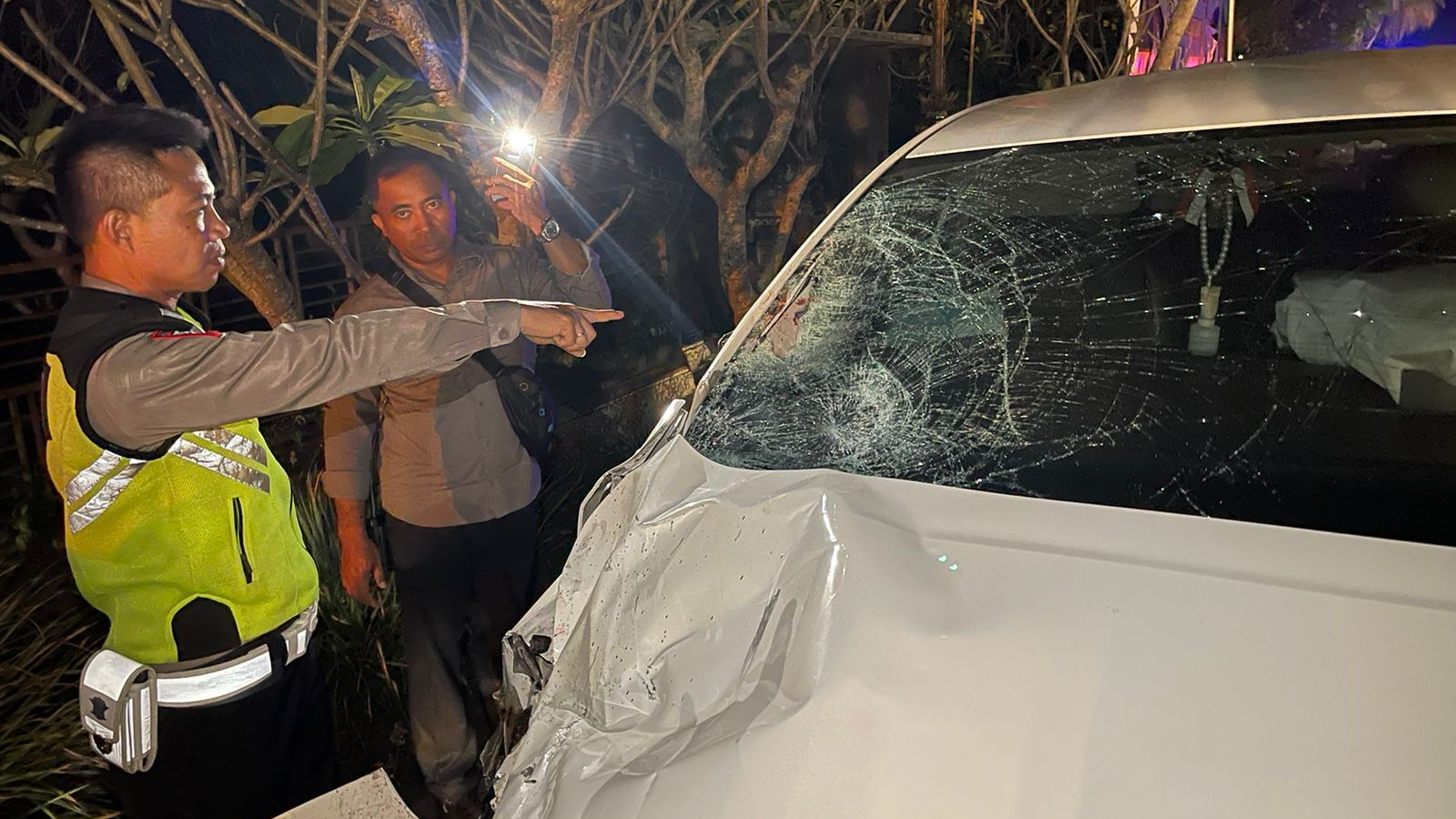 Kijang Innova yang terlibat kecelakaan maut di Pekutatan,Jembrana, Bali, , Selasa (22/8) rusak di bagian bodi dan kaca depan pecah.