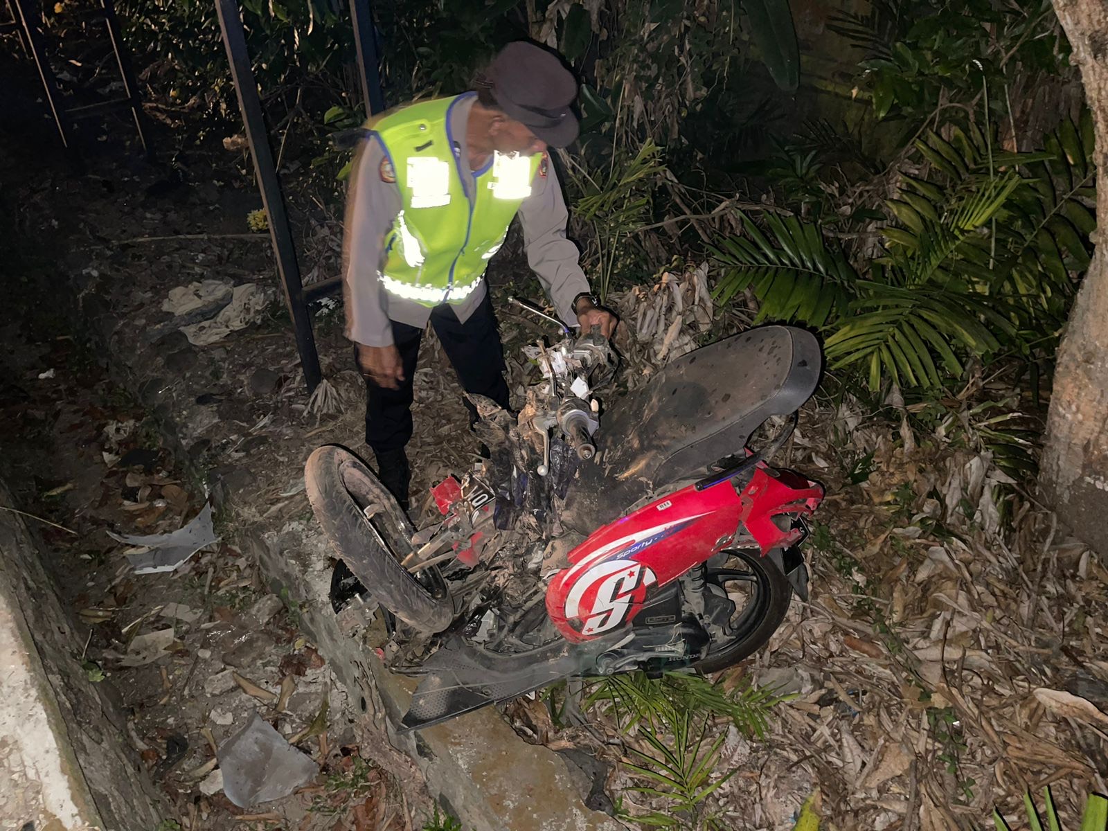 Motor korban tewas kecelakaan di Jalur Gilimanuk Denpasar hancur tak berbentuk lagi, Selasa (22/8)