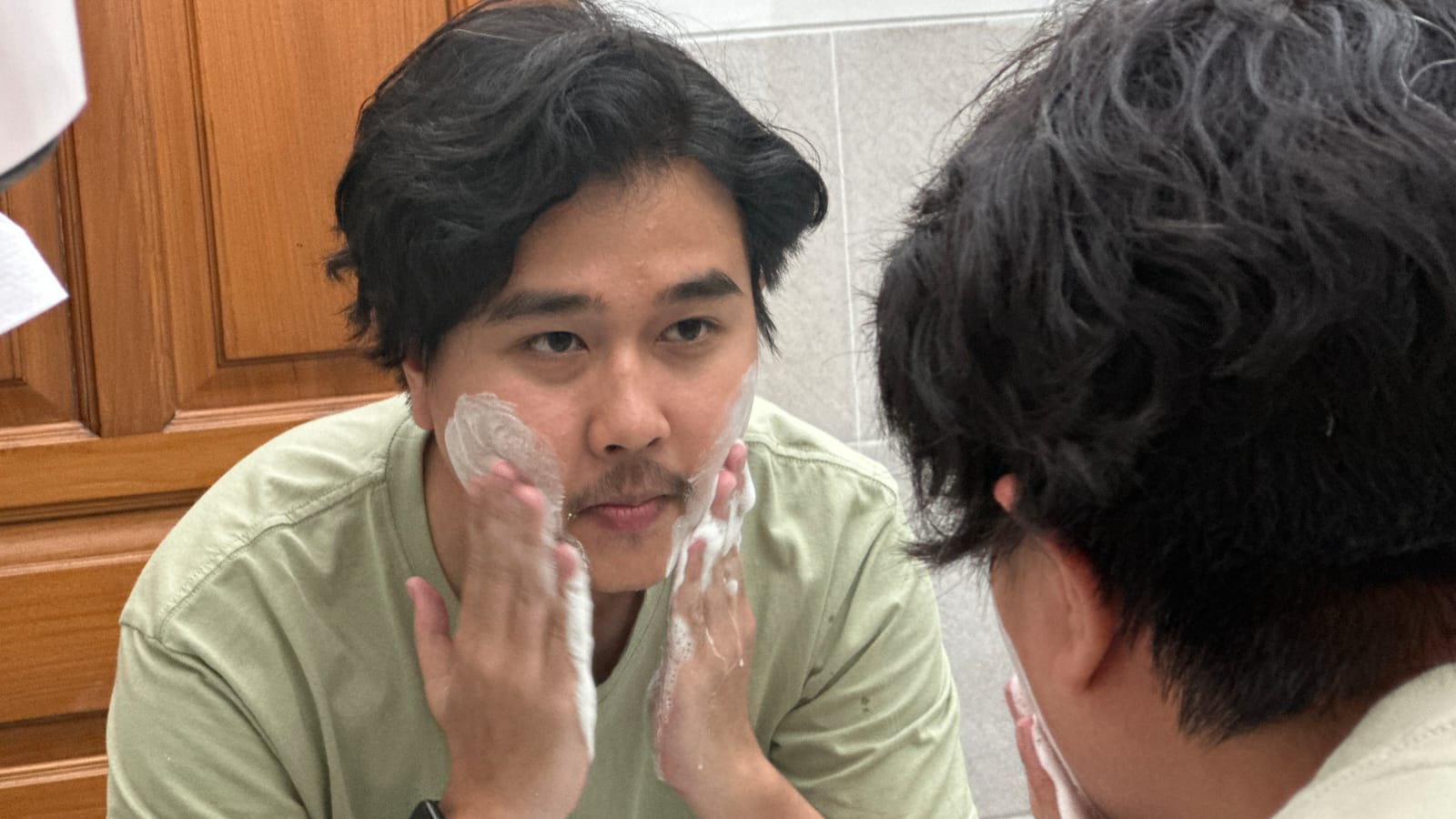 Cowok juga perlu lakukan perawatan wajah agar tetap terlihat bersih, terutama yang sering terpapar sinar matahari.
