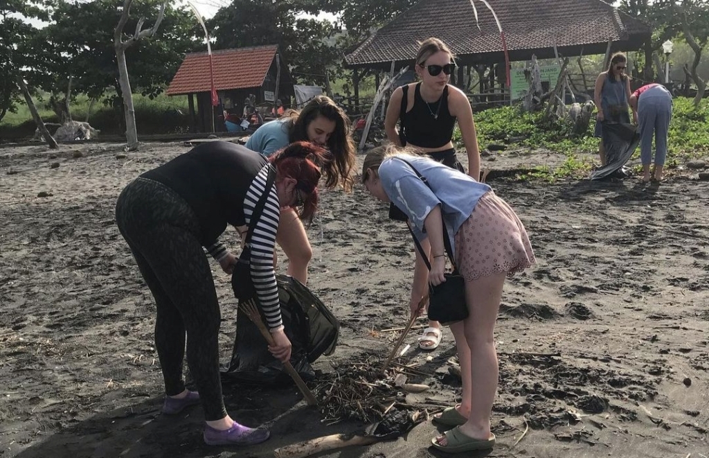Bule-bule cantik dari Yayasan Akasa yang ikut bersih-bersih Pantai di Pantai Yeh Gangga bersama dengan Pengurus dan anggota Bhayangkari Daerah Bali dan Tabanan.