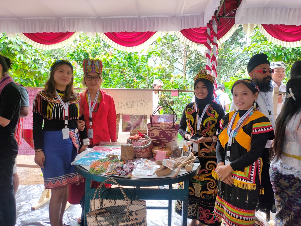 POHON OBAT: Puli nesom dan ketimang diperkenalkan salah satu peserta pameran budaya dalam Jambore Nusantara dan SEA Regional Youth Summit 2023 di Desa Gobleg, Bali.