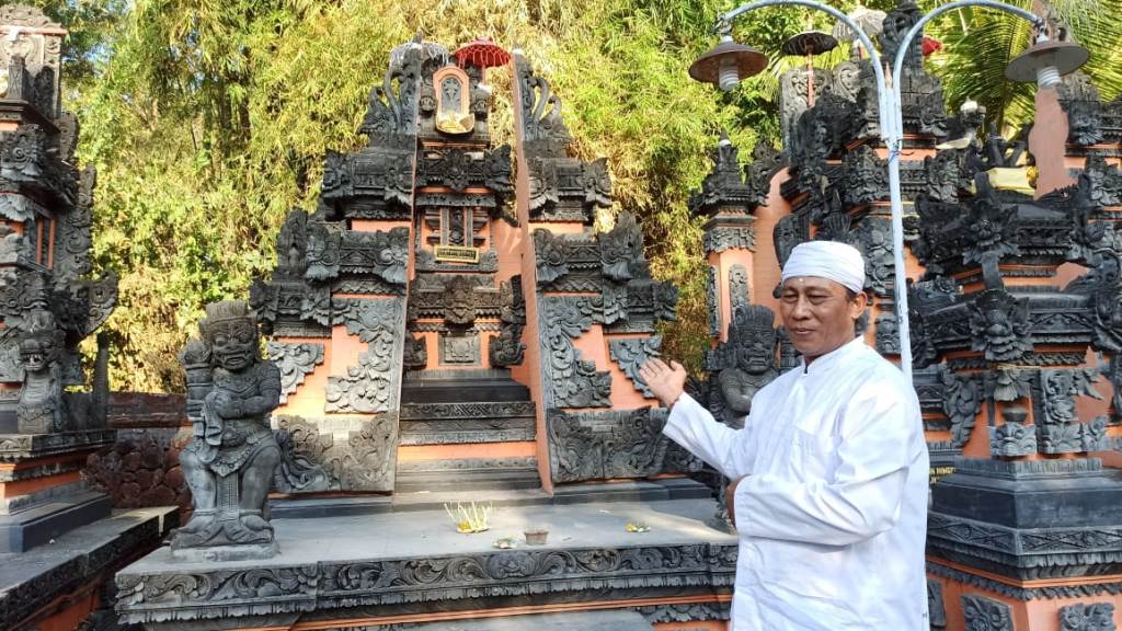 Candi Bentar Pelinggih Dalem Mekah yang posisinya miring menyempit ke bagian atas pintu masuk.