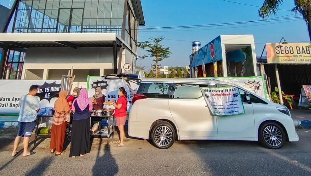 NASI CAMPUR: Tangkapan layar Alphard jualan nasi campur di Jl Suromenggolo, Kabupaten Ponorogo, Jawa Timur. Netizen pengen beli tapi minder.