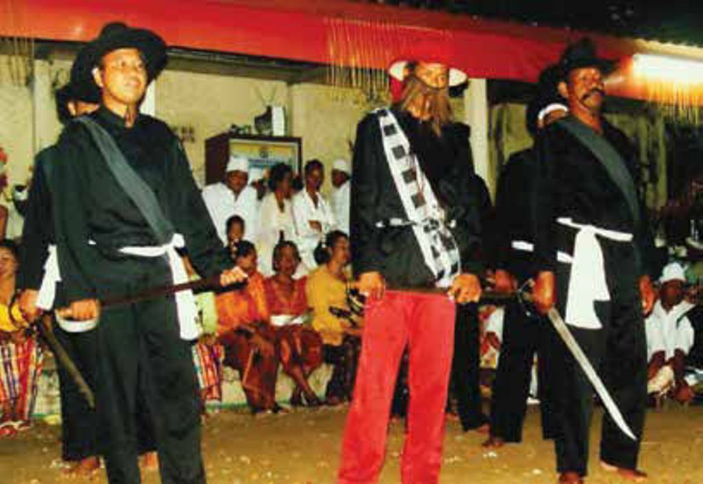 Para Pemain Tari Baris Cina.