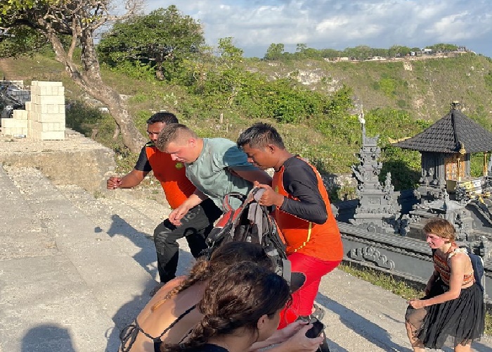 CEDERA : Proses evakuasi WNA Latvia yang alami cedera usai dihantam ombak di Pantai Kelingking, Nusa Penida.