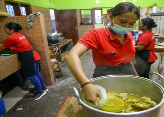 Proses pembuatan Ayam Betutu Men Tempeh.