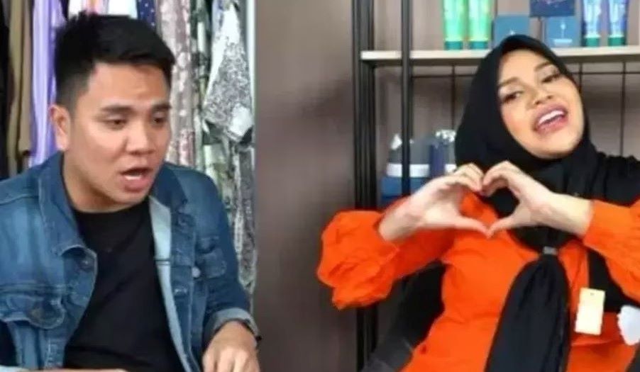 Aurel Hermansyah yang kerap disapa Mama Nur sesi live streaming di Shopee Live melalui akun tokonya @TokoMamaNur.