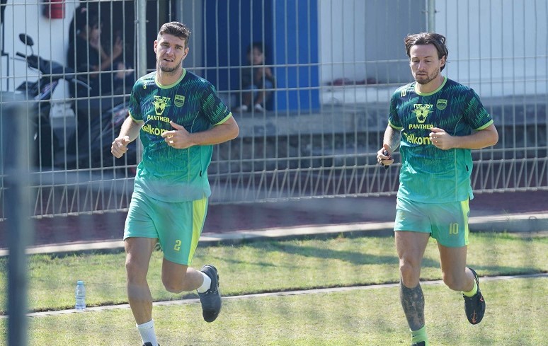 Bek Persib Bandung Nick Kuipers (kiri) dan gelandang Marc Klok saat menjalani latihan jelang melawan RANS Nusantara.