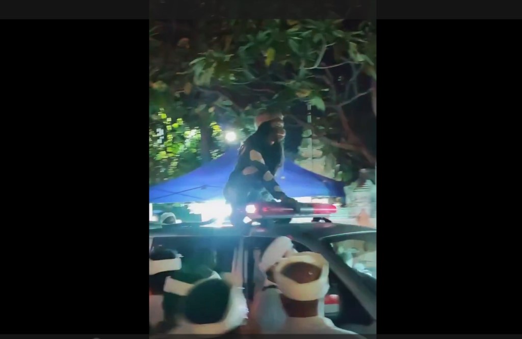 AMBULANCE: Bangke-bangkean (mayat) saat pementasan calonarang di Gianyar datang menggunakan ambulance.