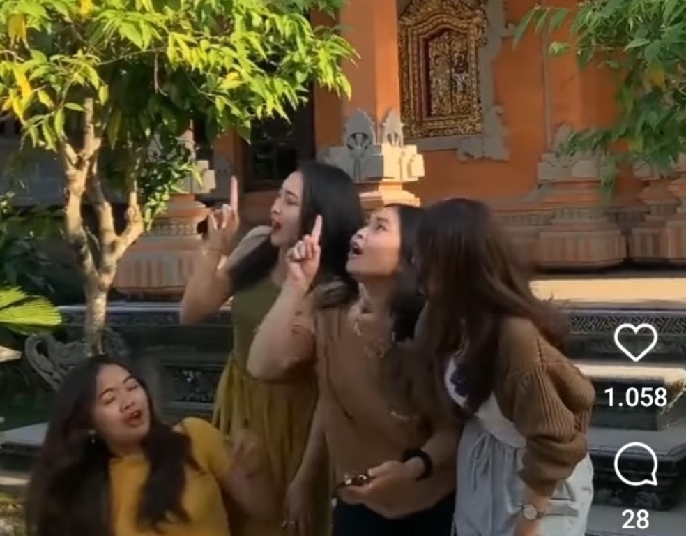 CEWEK : Cewek Bali yang peragakan salah satu tipe-tipe tugus sesuai Kabupaten.
