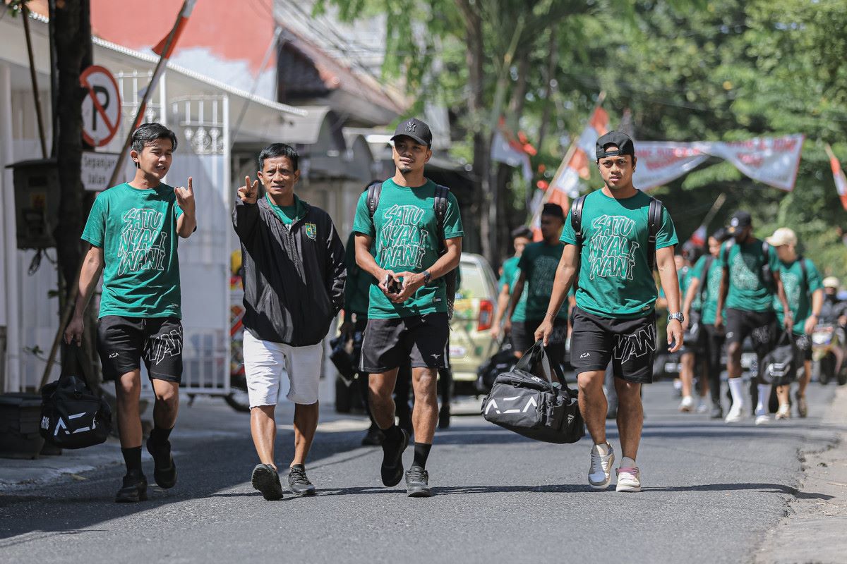 Punggawa Persebaya Surabaya berangkat menuju Sleman untuk menghadapi tuan rumah PSS di Stadion Maguwoharjo, Sleman, Sabtu 26 Agustus 2023.