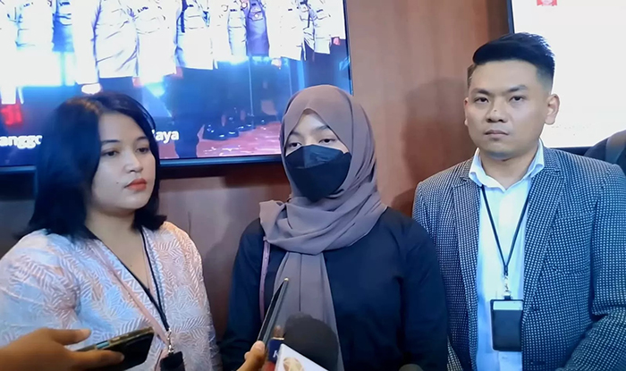 Oklin Fia usai menjalani pemeriksaan