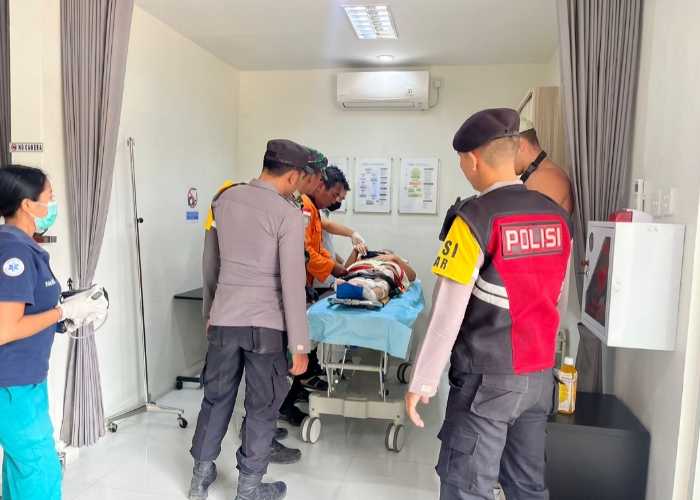 EVAKUASI : Proses evakuasi bule Jerman yang tergelincir saat menuju Pantai Kelingking, Jumat (26/8).