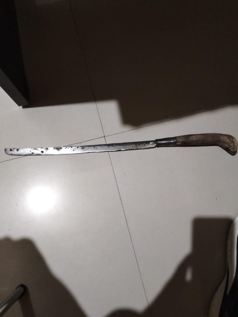 BARANG BUKTI : Pisau panjang (klewang) yang dipakai AR, 25 mengancam ayah tirinya, Jumat (25/8).