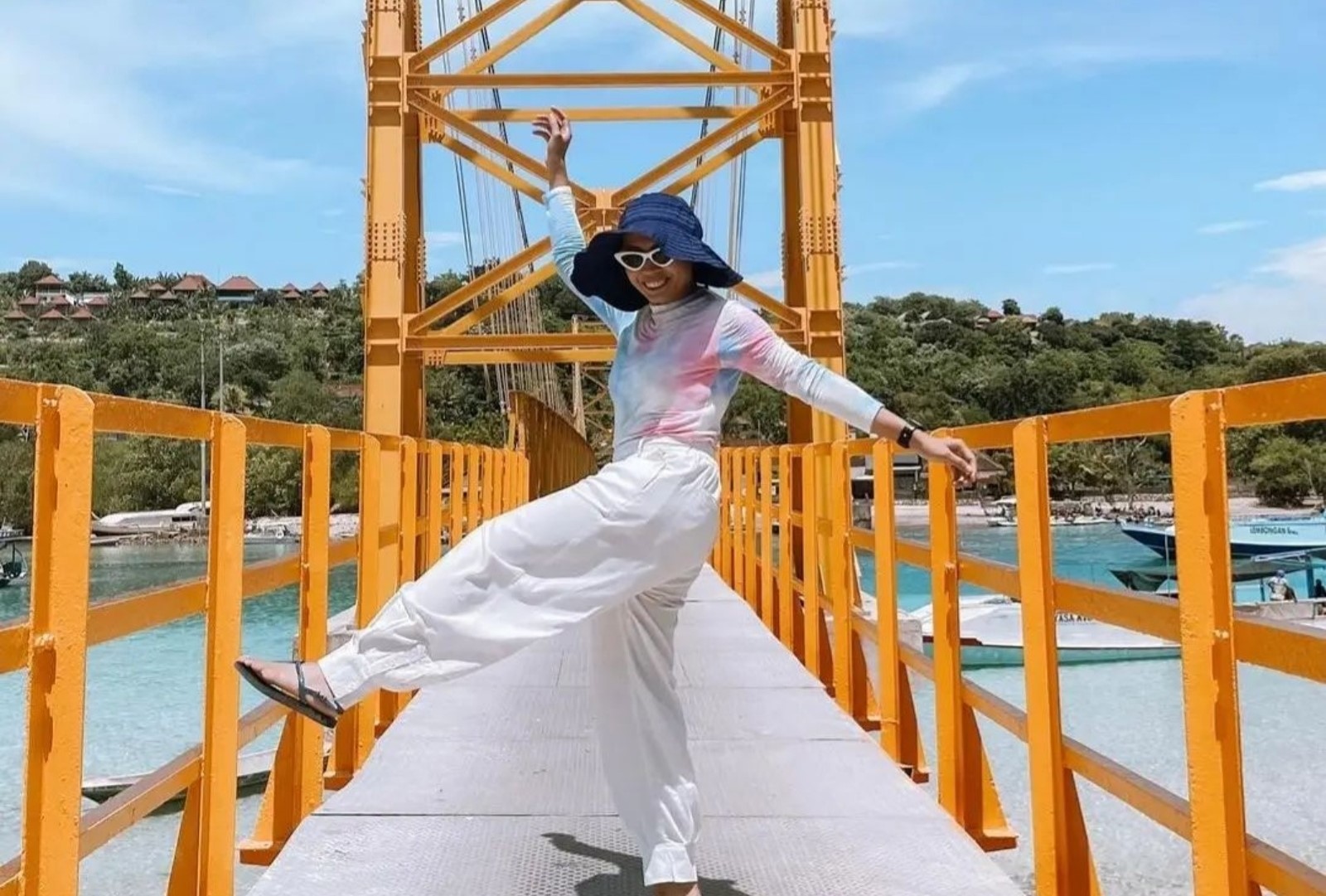 Jembatan kuning, penghubung Pulau Lembongan dengan Ceningan memiliki keindahan tersendiri di pulau itu.