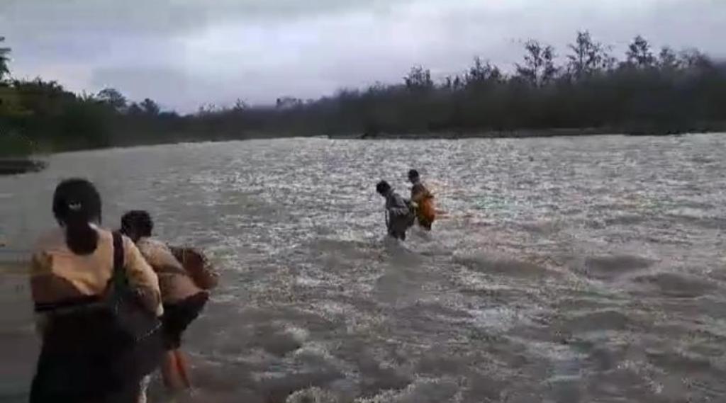 Para siswa SMP dari desa Desa Masungkang, Kecamatan Batui Selatan, Kabupaten Bangai Sulawesi Tengah.  Hendak  menyeberangi sunai penghubung untuk menyeberang ke sekolahnya yang ada di Batui Lima