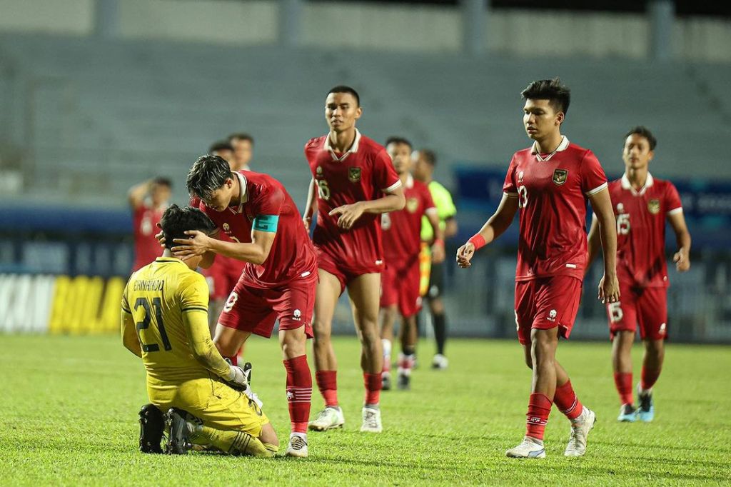 Kiper Timnas U23 Ernando Ari diberi semangat oleh rekan-rekannya.