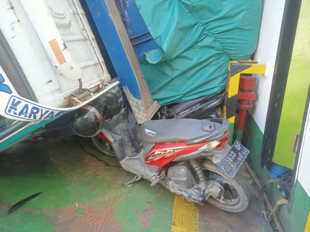 ROBOH : Truk bermuatan kedelai yang roboh menimpa sepeda motor saat gelombang besar menghantam KMP Nusa Makmur yang sedang berlayar di Selat BaliSabtu (26/8).