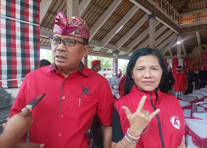 OPTIMIS : Politisi senior PDIP I Made Urip bersama sang istri Ni Made Usmantari.