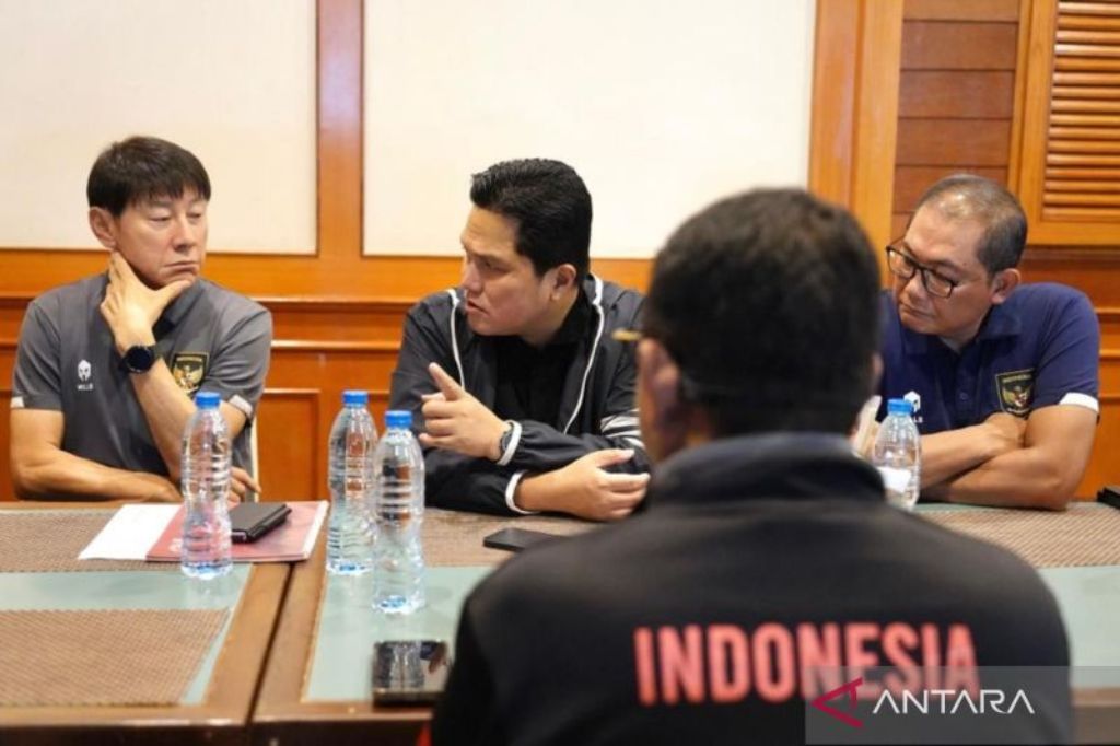 TERHARU: Erick Thohir hadir langsung di Thailand menyaksikan perjuangan Timnas U-23. Dia  terharu dengan semangat dan pengorbanan besar para pemain.
